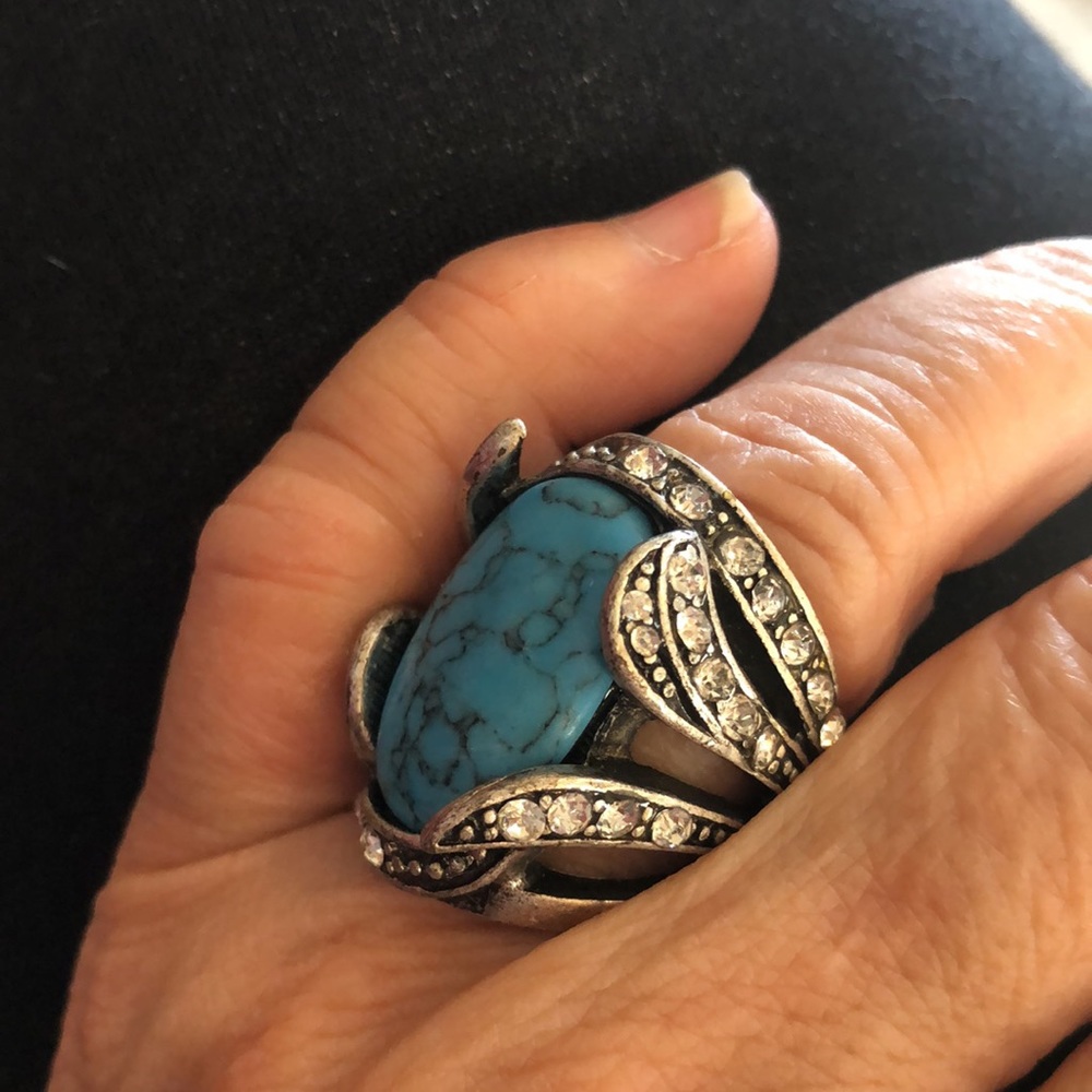 CHUNKY SYNTHETIC TURQUOISE AND RHINESTONE SILVER TONE RING SIZE 6